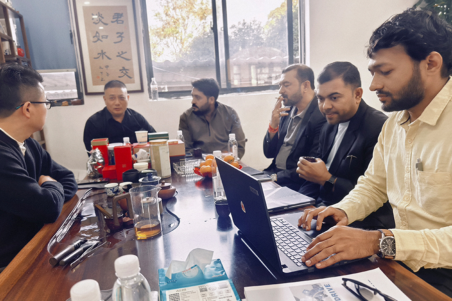 Fotografie de grup cu invitații